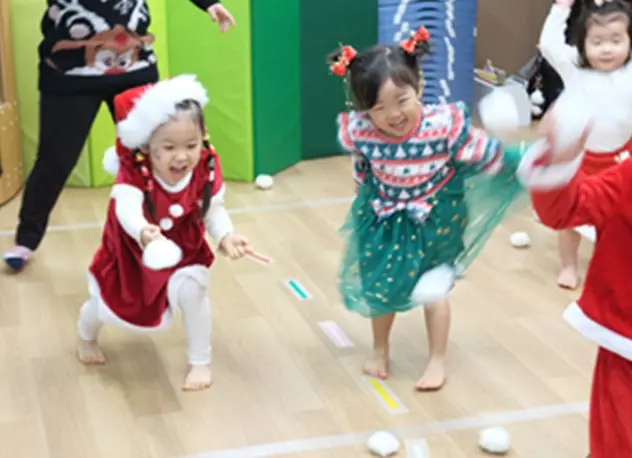 クリスマス衣装で笑顔で踊る子どもたち