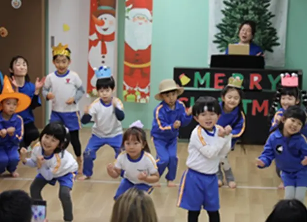 クリスマス発表会で元気よく踊る子どもたち