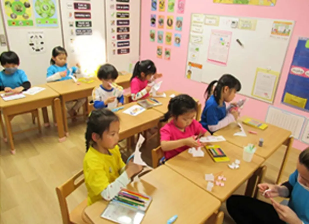 工作に集中する子どもたち