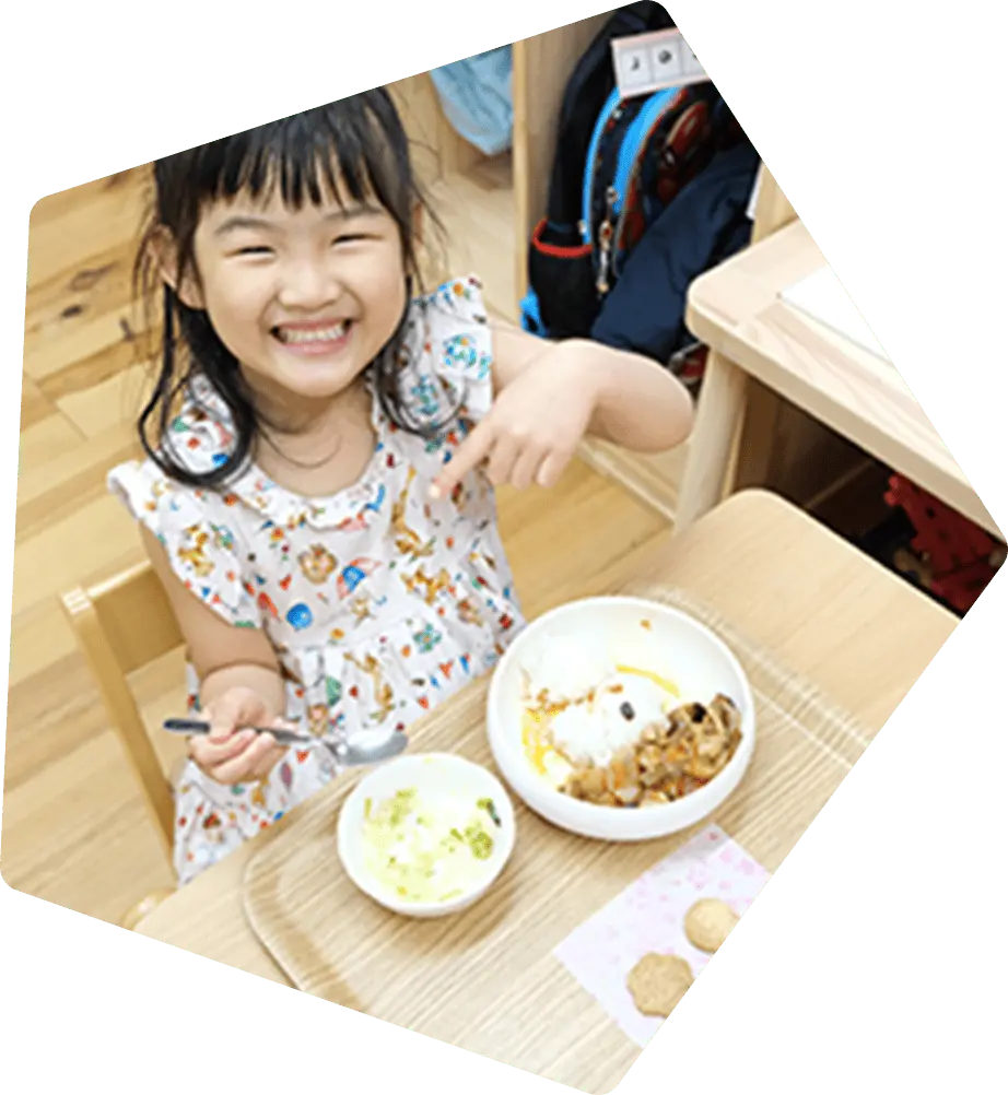 給食を前に笑顔を見せる女の子
