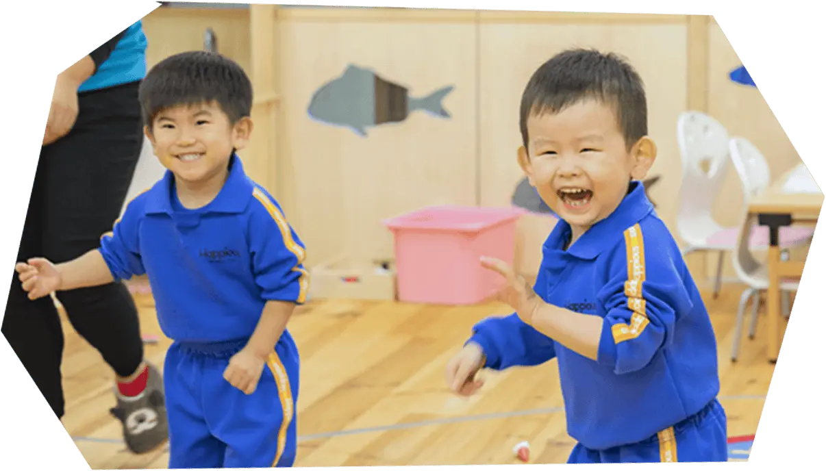 子どもたちが体育館で踊っている様子