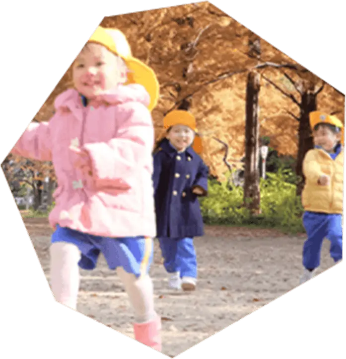 外で遊んでいる子供たち