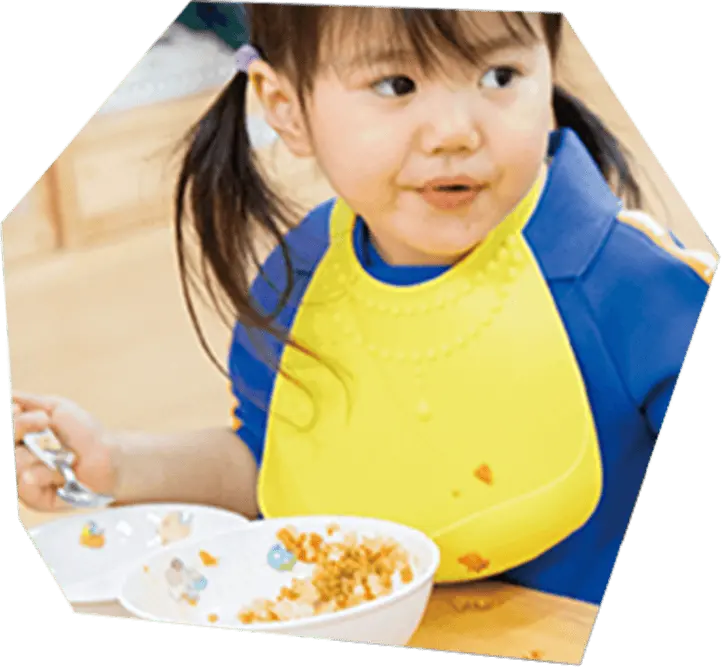給食を食べている子供