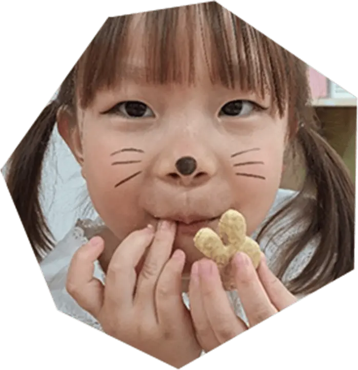 おやつを食べている子供