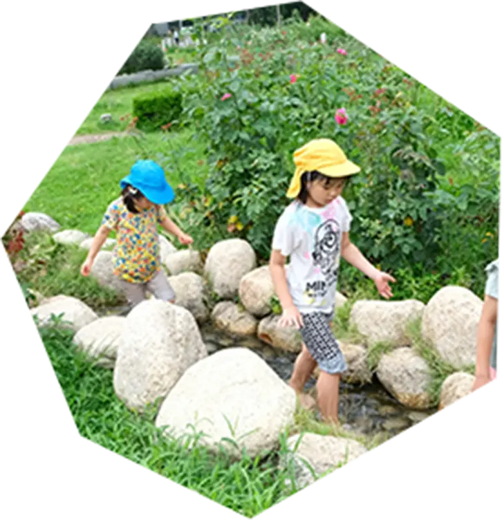 子供が公園で遊んでいる様子