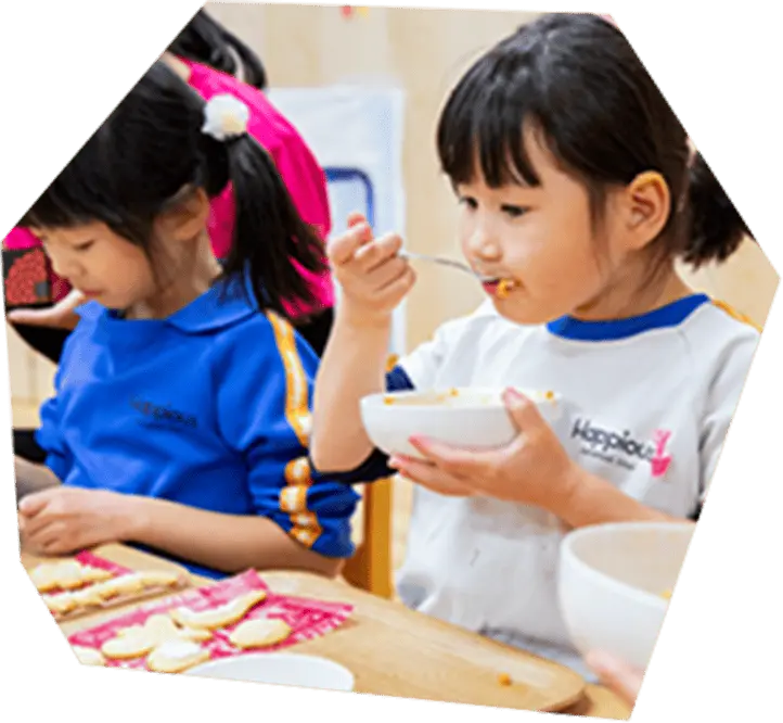 給食を食べている様子